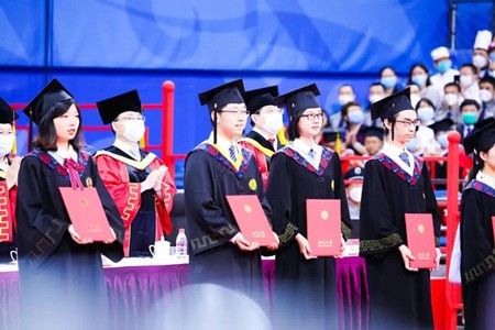 北京大学举行2022年本科生毕业典礼：用青春作答，与时代同行