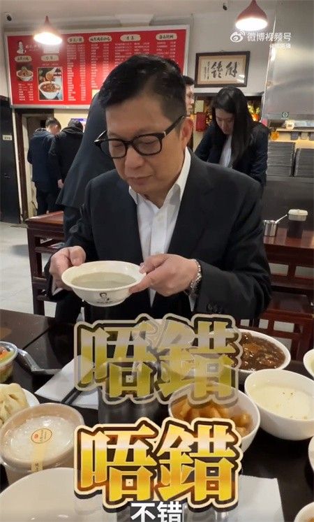 在京喝豆汁，邓炳强：不错*4！