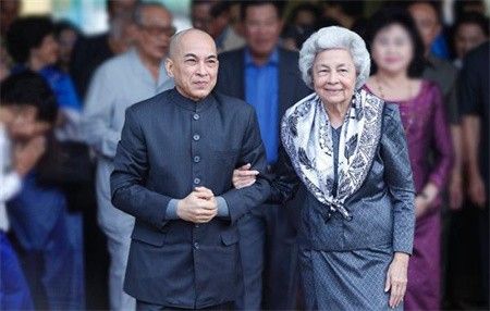 柬埔寨媒体：国王、太后月底去北京