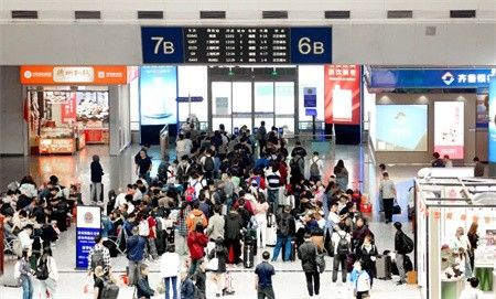 加大运力投放 应对客流高峰 首日全国铁路预计发送旅客1550