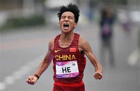 中国男子马拉松亚运首金！祝贺何杰！