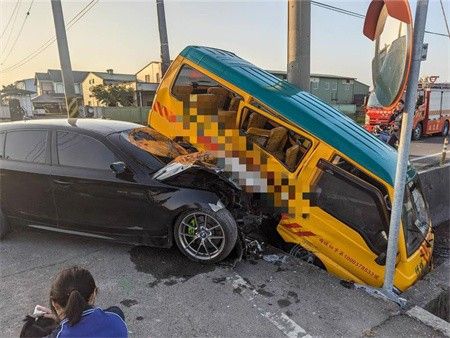 台湾彰化重大车祸！“幼儿园校车被铲起”