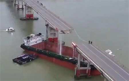 突发！广州一大桥被集装箱船撞断，有车辆落水！