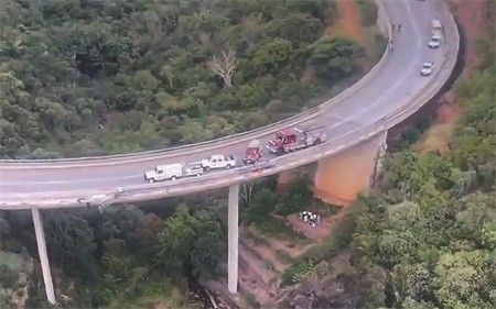 南非突发！“大巴失控坠桥造成45人死亡”