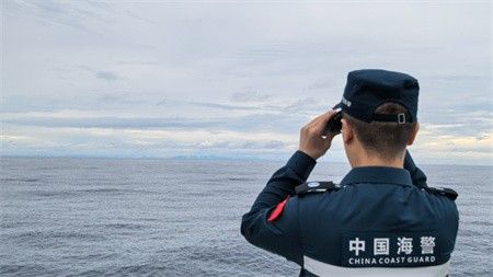 海警2304舰艇编队位台岛以东海域开展综合执法演练