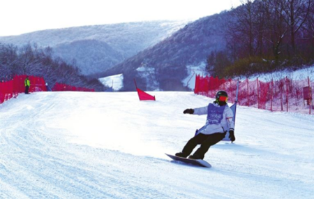 “一带一路”陕西2021宝鸡鳌山滑雪公开赛在太白县鳌山滑雪场