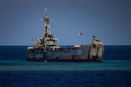 《环球时报》获菲非法“坐滩”船只独家影像：他们在伤害海洋生物